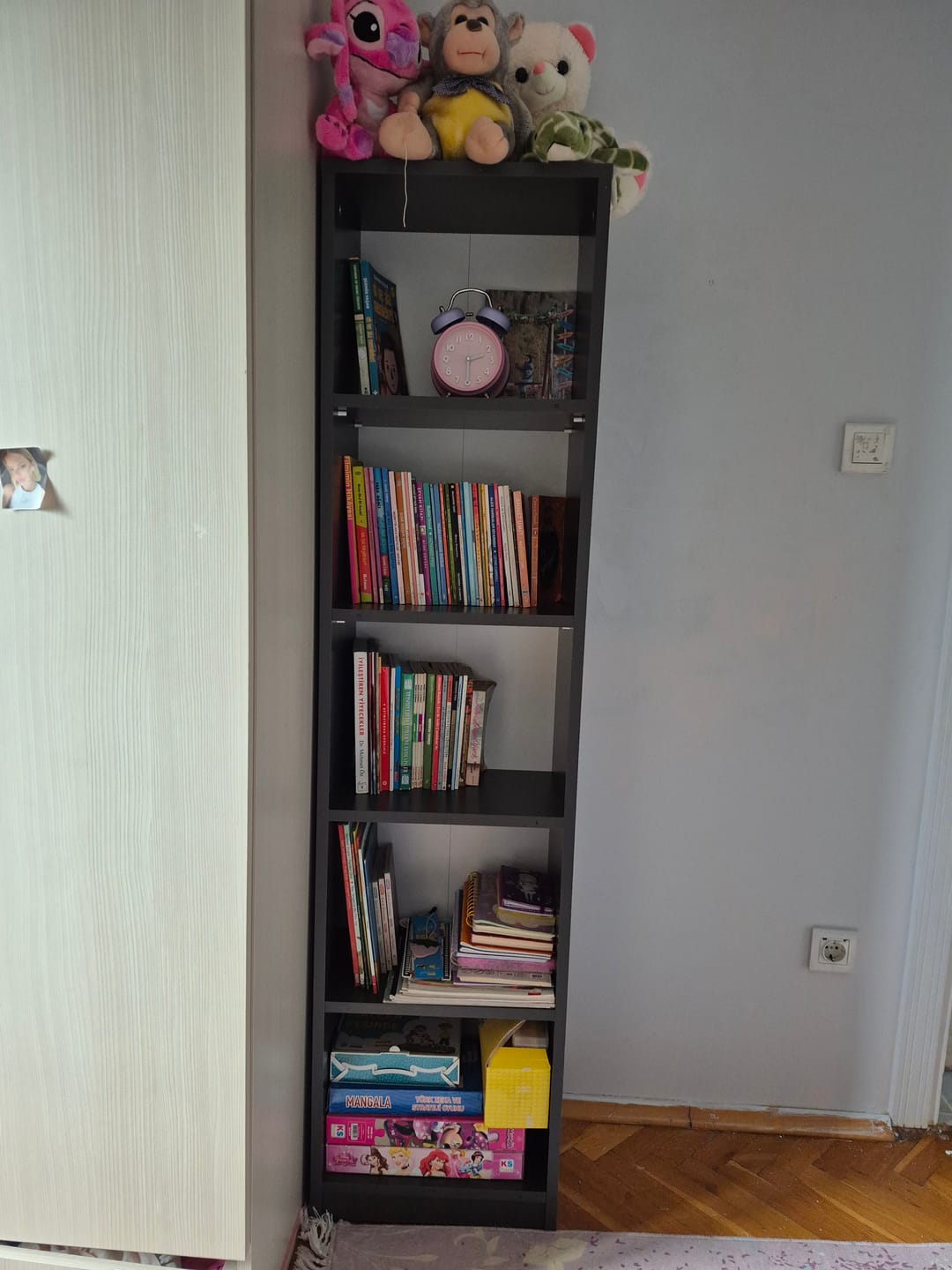 Customer photo review of Rani HC111 Kitaplık 5 Raflı Çalışma Odası Kütüphane Modern Duvar Rafı Antrasit