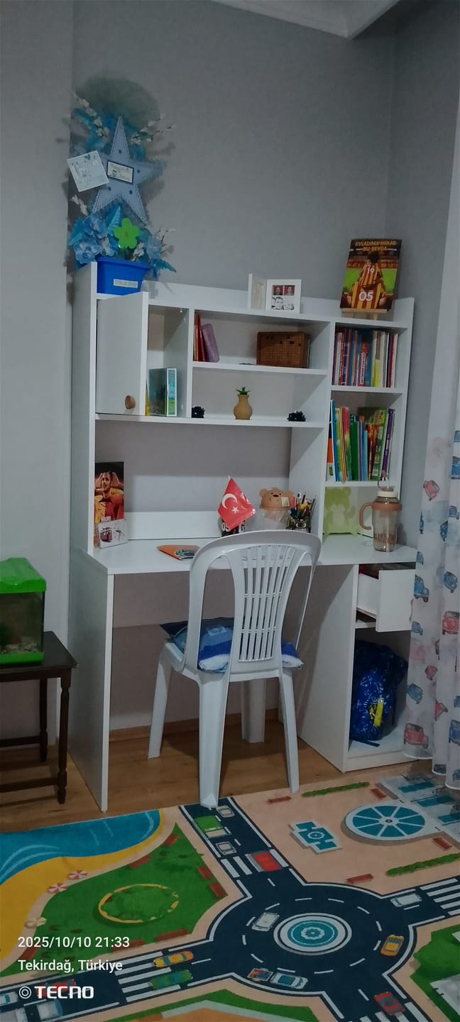 Customer photo review of Rani HA128 Kitaplıklı Raflı 2 Kapaklı 1 Çekmeceli Çalışma Ofis Bilgisayar Masası Beyaz