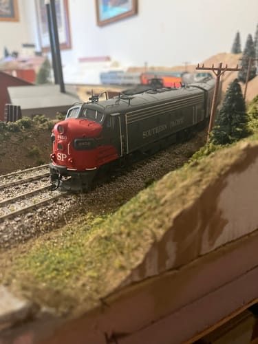 Customer photo review of WalthersProto 920-42559 EMD FP7 & F7B - LokSound 5 Sound & DCC - Southern Pacific(TM) #6450 & 8301 (gray, Scarlet, white), HO
