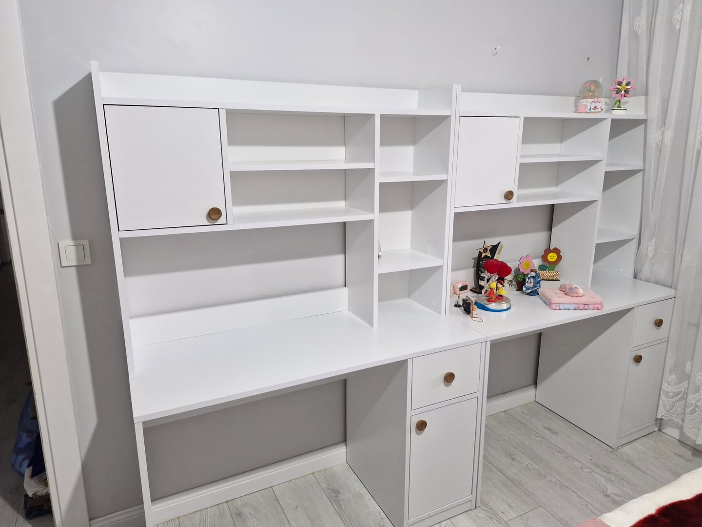 Customer photo review of Rani HA128 Kitaplıklı Raflı 2 Kapaklı 1 Çekmeceli Çalışma Ofis Bilgisayar Masası Beyaz