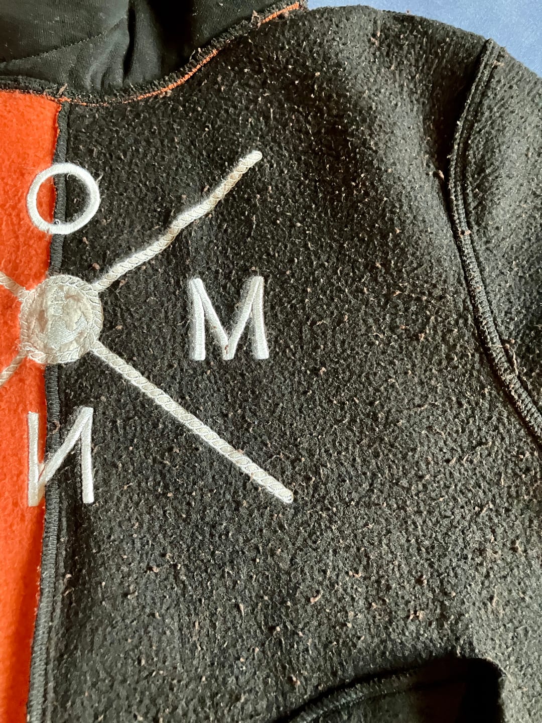 Customer photo review of Moin X Schwarz/Orange (Stick) · Unisex Bio Schalkragen Hoodie