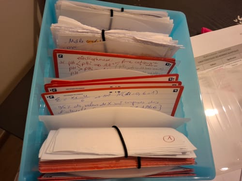 Avis photo d'un client sur OXFORD FLASHBOX # Capacité : 500 flashcards Flash 2.0 (7,5x12,5 cm) - Polypropylène - Bleu pastel