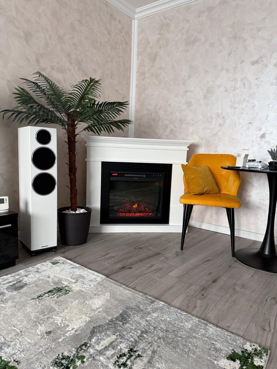 Customer photo review of Semineu ECOFLAME PRO - Lisabona colt white, flacara 3D de 23 inci cu teme de culoare, incalzire infrared si sunet