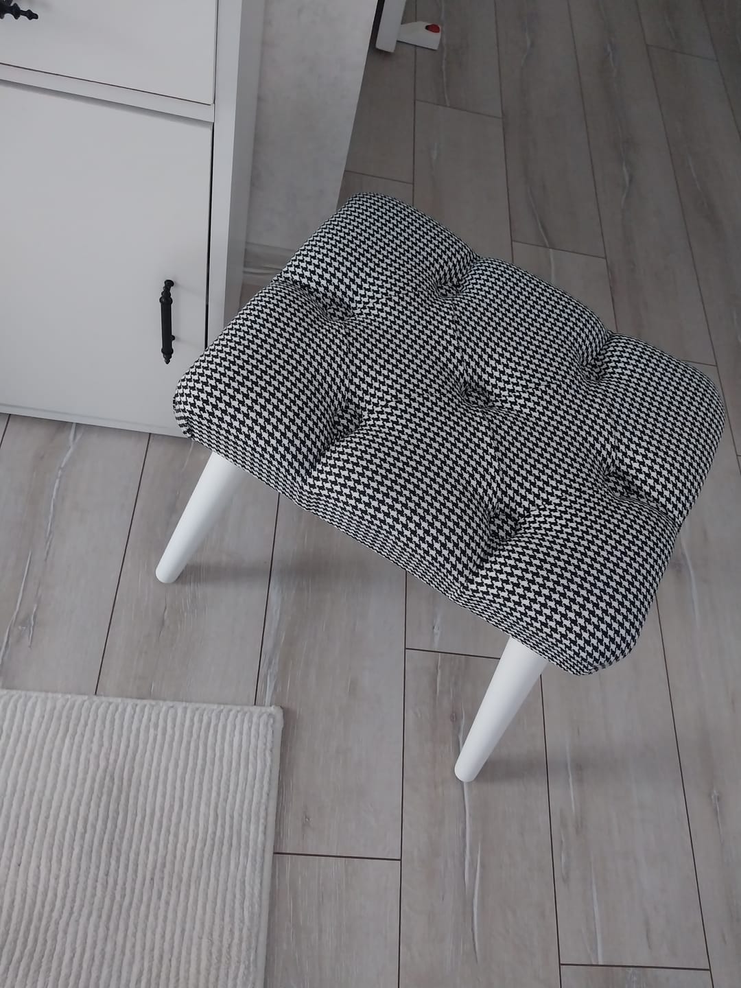 Customer photo review of Rani BM101 Puf Ahşap Ayaklı Tabure Siyah - Beyaz Kazayağı Desenli