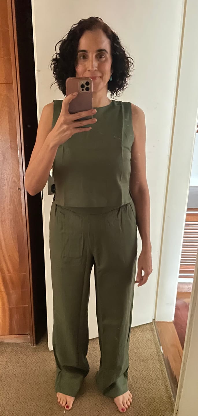 Customer photo review of Calça Reta Petúnia Verde Escuro