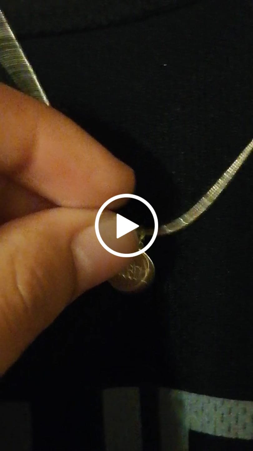 Customer video review of COLGANTE PARA GRABAR MEDALLA PLATA 10MM