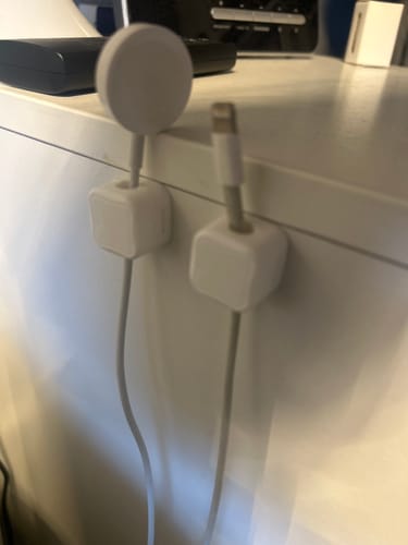 Customer photo review of Magnetisk ledningsorganisering, nem sikker og selvklæbende kabelhåndtering