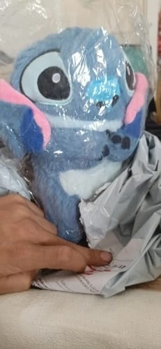 Customer photo review of 🧸 Peluche Interactivo de Stitch – Con Luz, Música y Movimiento