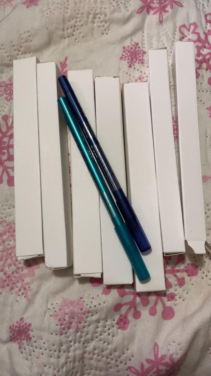Customer photo review of Set de 12 delineadores de ojos con purpurina, acabado brillante y resistente al agua