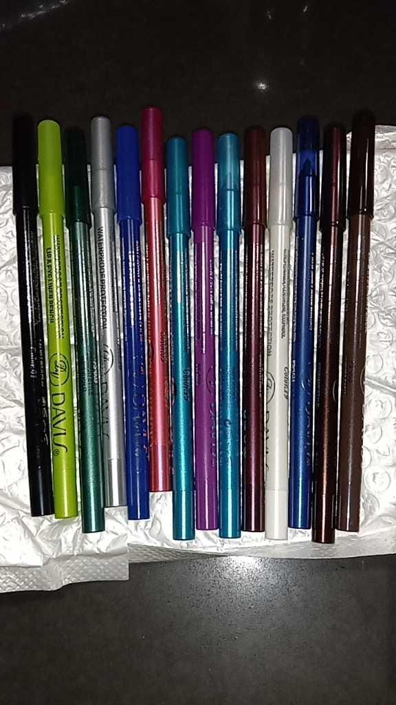 Customer photo review of Set de 12 delineadores de ojos con purpurina, acabado brillante y resistente al agua