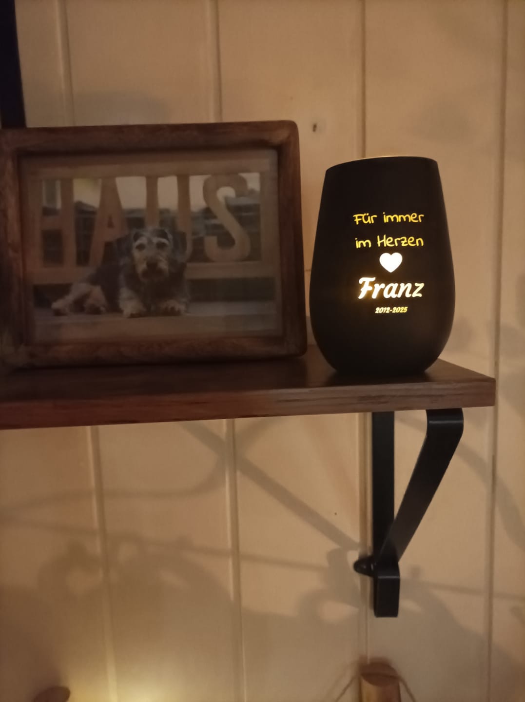 Customer photo review of Hunde Gedenktafel mit Foto & Spruch (UV- & Wetterfest)