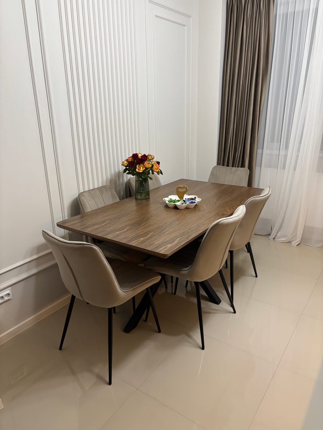 Customer photo review of Masa extensibila LOGAN, nuc/negru mat, 160/200x90x75 cm