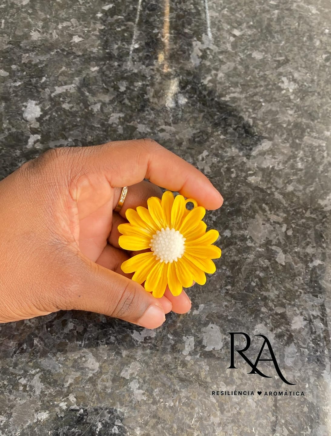 Customer photo review of Colorante líquido para velas AMARILLO