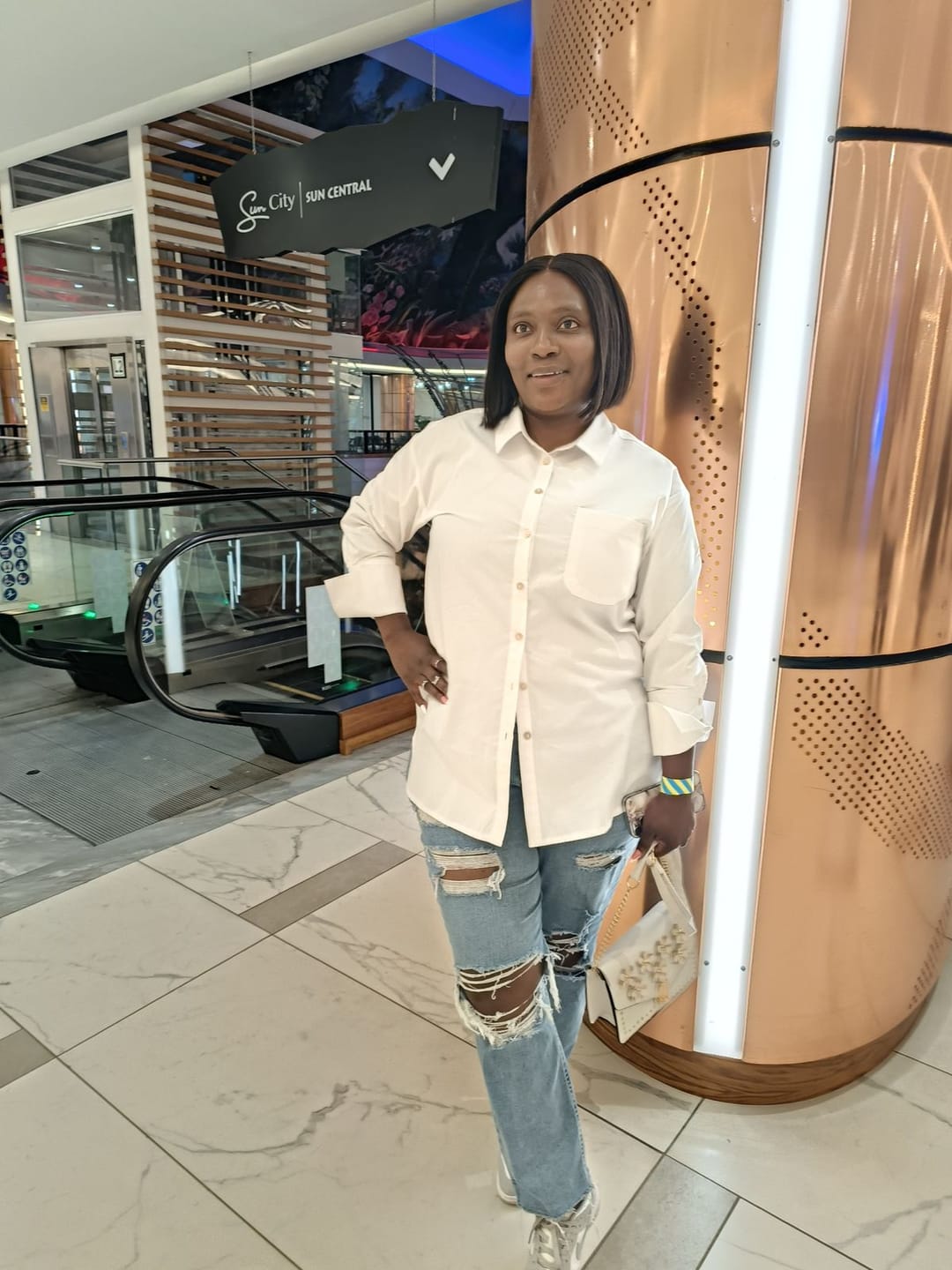Customer photo review of Wear And Go Pre-Bleached Double Drawn Bob With 7 X 5 Closure