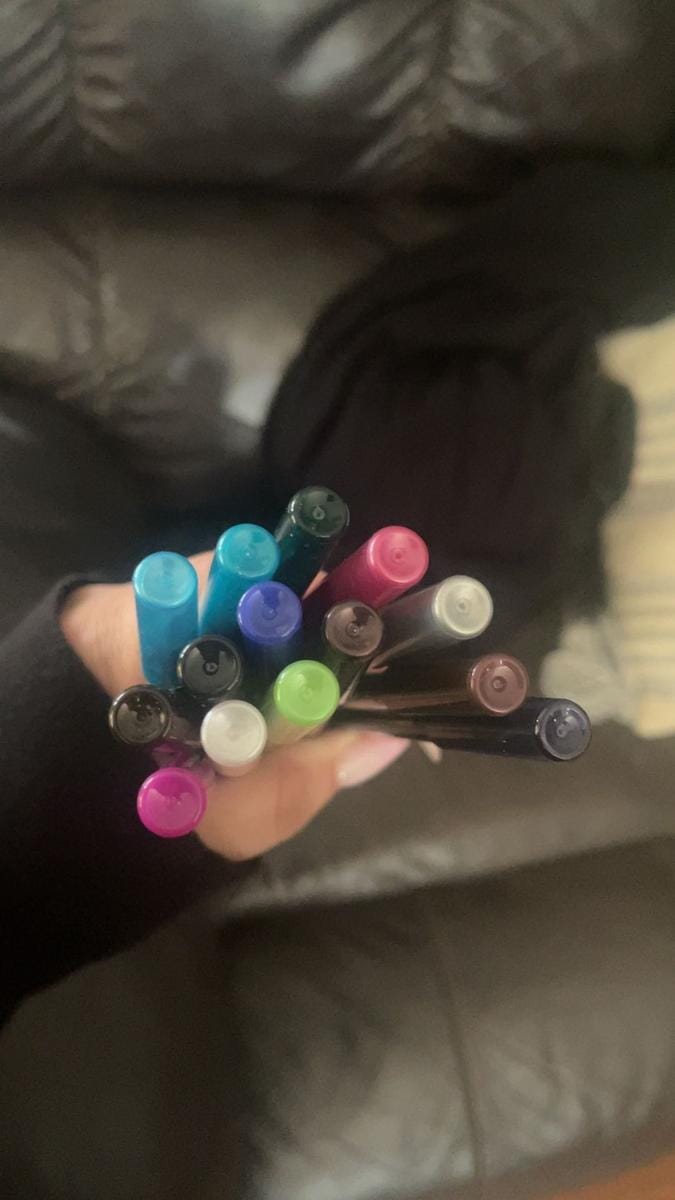 Customer photo review of Set de 12 delineadores de ojos con purpurina, acabado brillante y resistente al agua