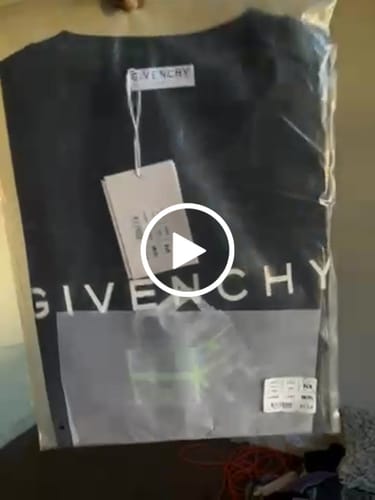 Customer video review of Givenchy 4G Lock Oversize T-Shirt