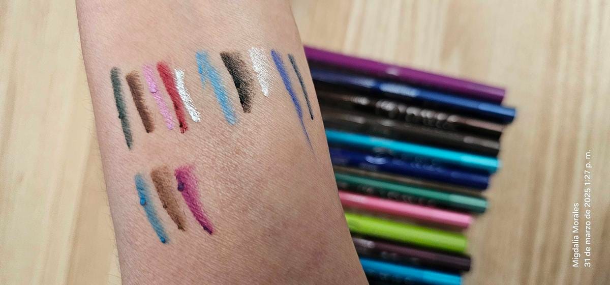 Customer photo review of Set de 12 delineadores de ojos con purpurina, acabado brillante y resistente al agua