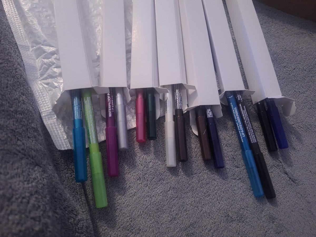 Customer photo review of Set de 12 delineadores de ojos con purpurina, acabado brillante y resistente al agua