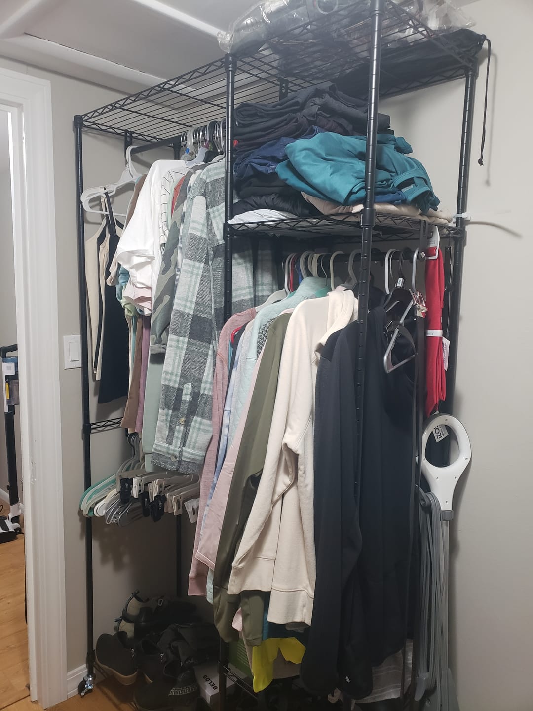 Customer photo review of Raybee Heavy Duty Portable Clothes Rack With Wheels,Clothing Rack For Hanging,Garment Rack For Bedroom