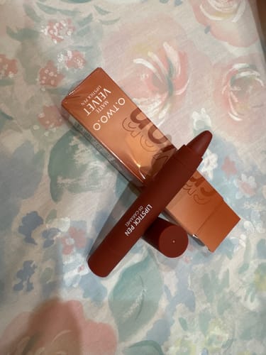 Customer photo review of O.TWO.O VELVET MATTE LIPSTICK PEN (CRAYON)