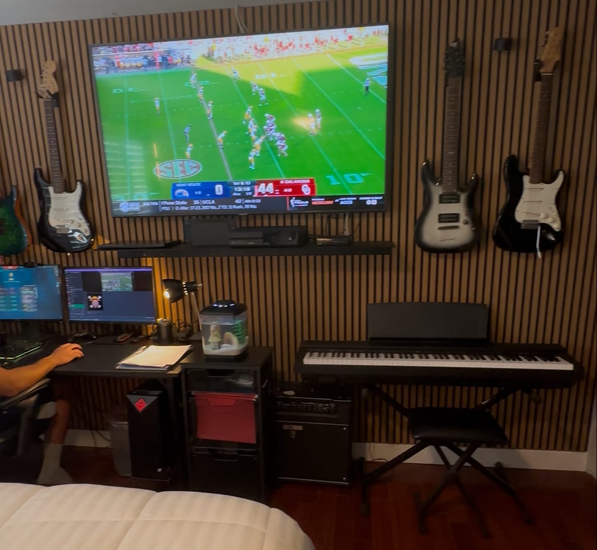 Customer photo review of Modern Metal Floating Shelf - Minimalist Wall Storage & Display
