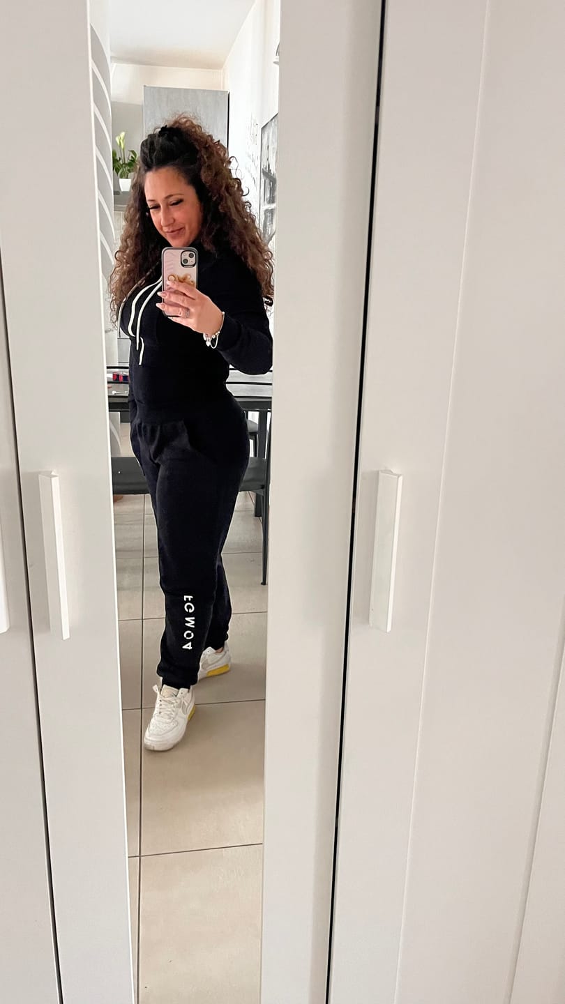 Customer photo review of Felpa Crop Con Cappuccio Ikonic FW 24/25 Nero