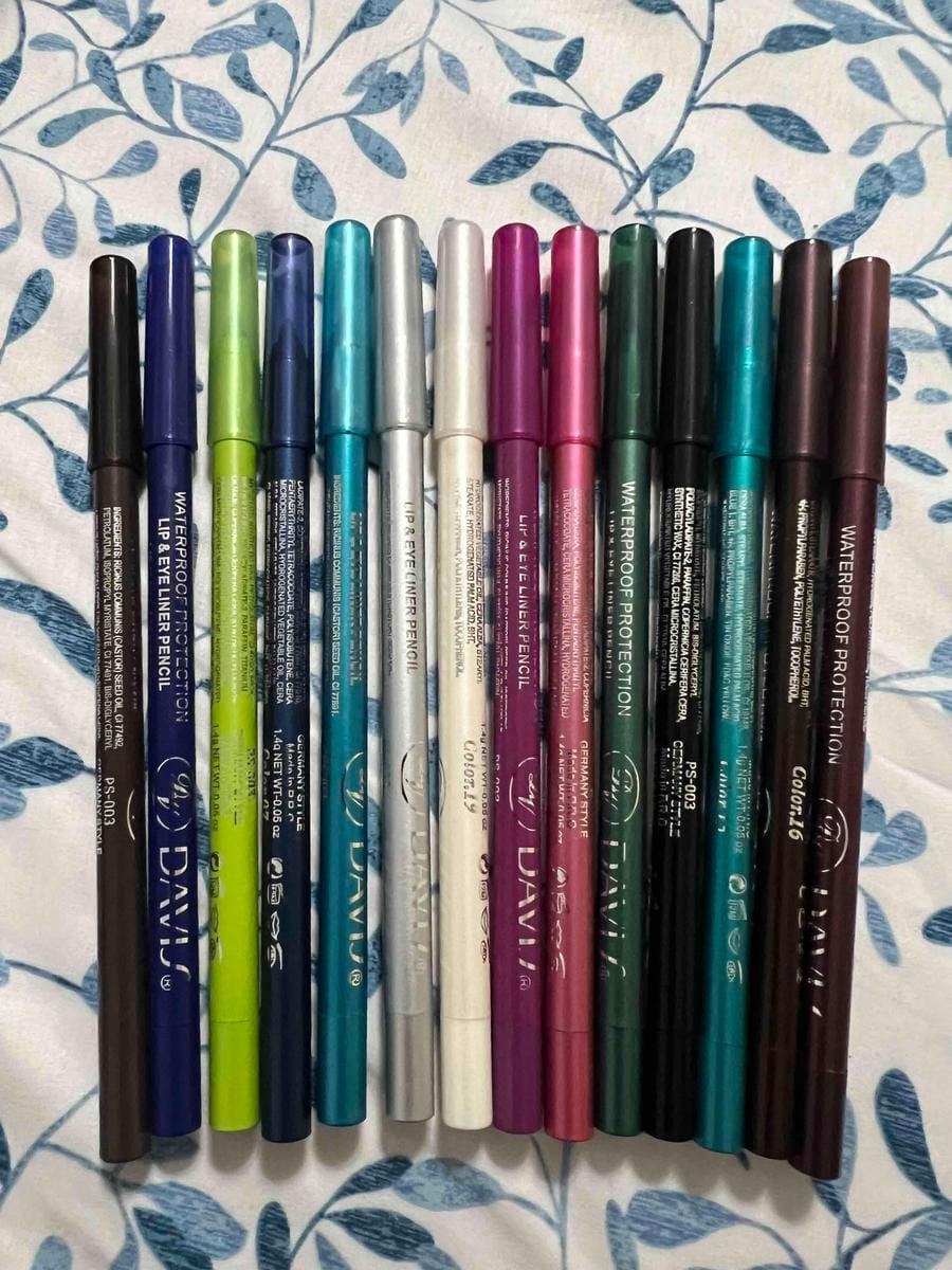 Customer photo review of Set de 12 delineadores de ojos con purpurina, acabado brillante y resistente al agua