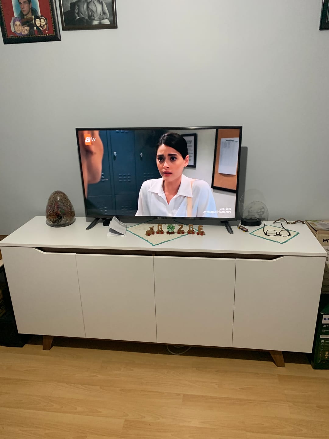 Customer photo review of Rani GD102 Modern Ayaklı Konsol Beyaz - Minyatür Ceviz