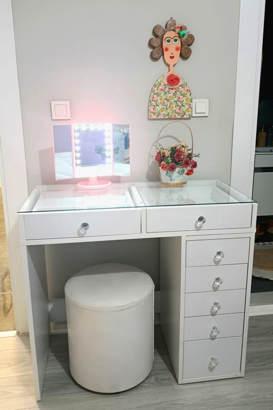 Customer photo review of Rani BJ107 Makyaj Tuvalet Masası 7 Çekmeceli Cam Tablalı Takı Düzenleyici Beyaz