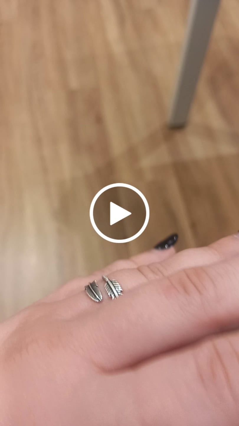 Customer video review of Anillo Plumes