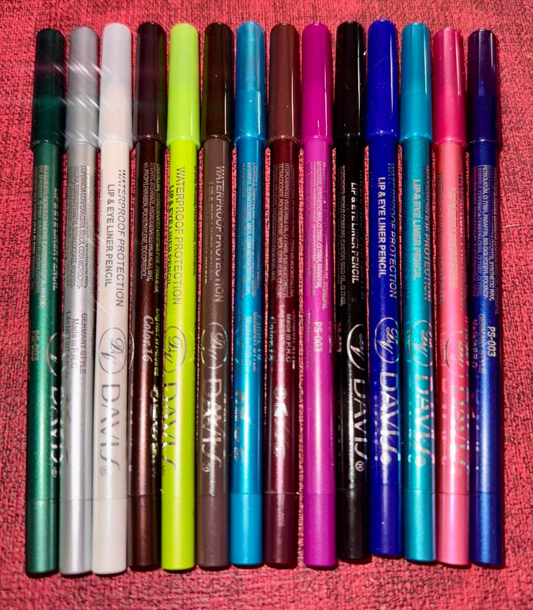 Customer photo review of Set de 12 delineadores de ojos con purpurina, acabado brillante y resistente al agua