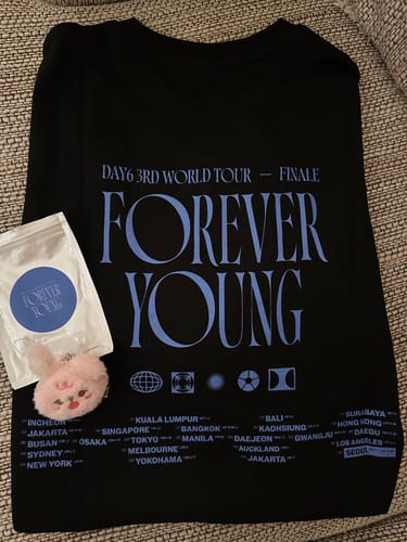 Customer photo review of DAY6 - FOREVER YOUNG 3RD WORLD TOUR FINALE IN SEOUL OFFICIAL MD DENIMALZ SECRET MINI FACE KEYRING