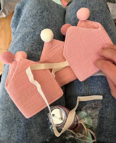 Customer photo review of Corona de cumpleaños Montessori con números intercambiables (1 a 5 años) | Algodón natural y diseño ajustable