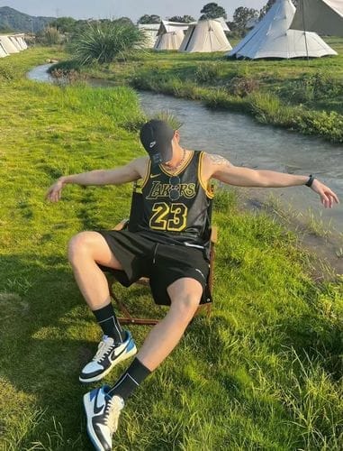 Customer photo review of NBA Lebron James Los Angeles Lakers 6 Jersey