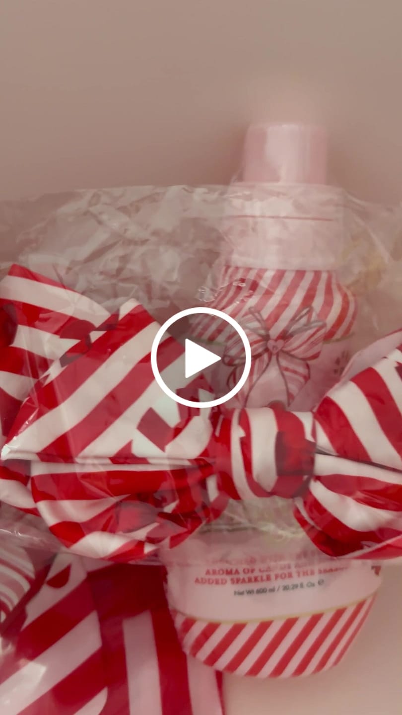 Customer video review of P.Louise Christmas Hair Bow