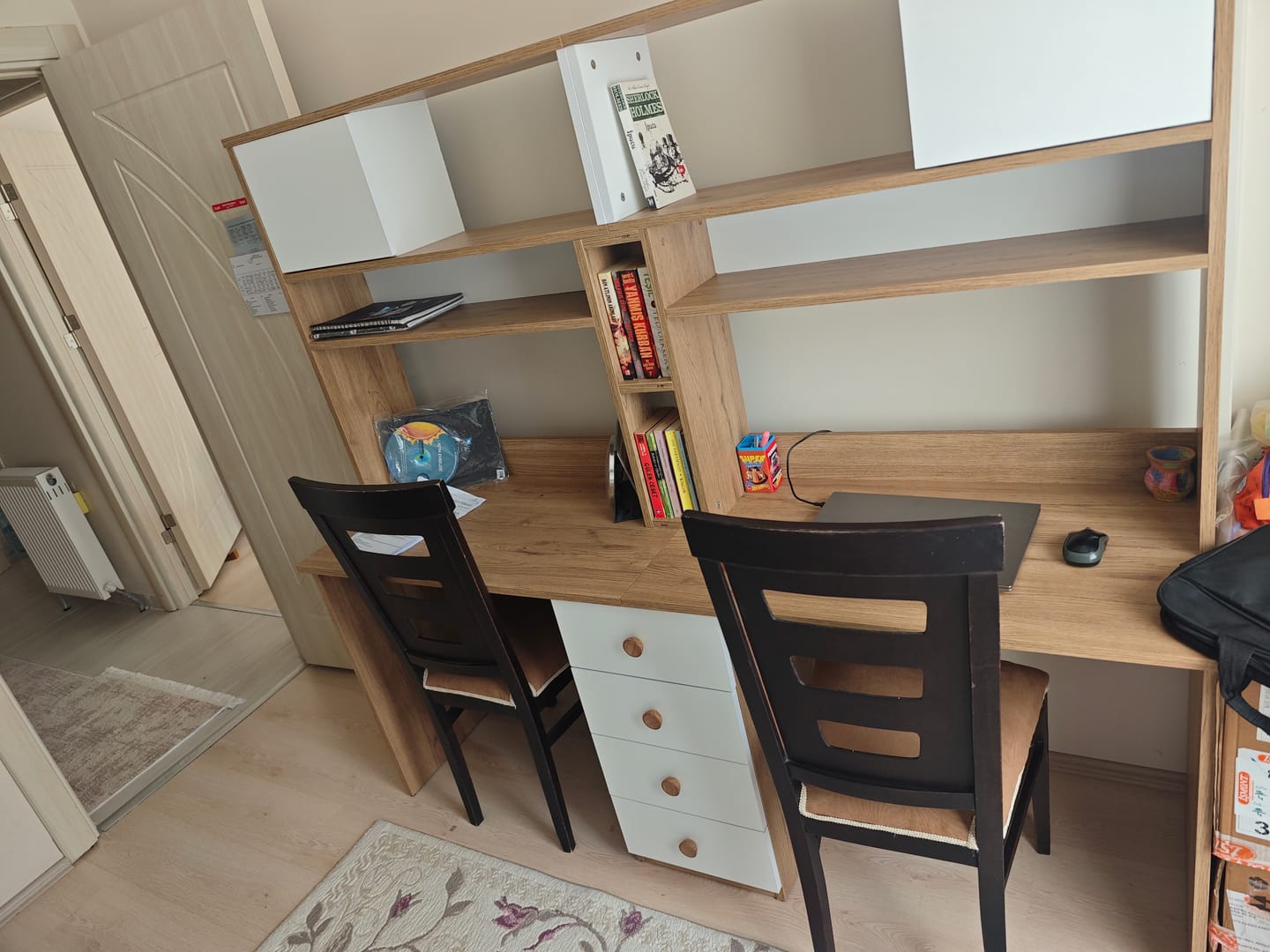 Customer photo review of Rani HA130 İki Kişilik Raflı 2 Kapaklı 4 Çekmeceli Çalışma Ofis Bilgisayar Masası Sepet Ceviz - Beyaz