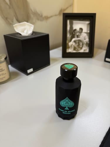 Reseña con foto de un cliente sobre Perfume Unisex JO MILANO GAME OF SPADES BOSTON 100ml PARFUM