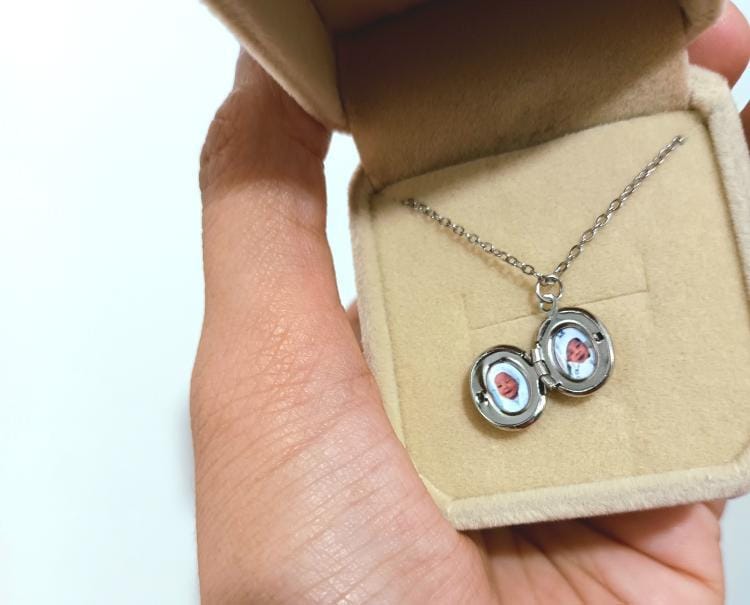 Customer photo review of PHOTO LOCKET NECKLACE *Free Printed Photo inside