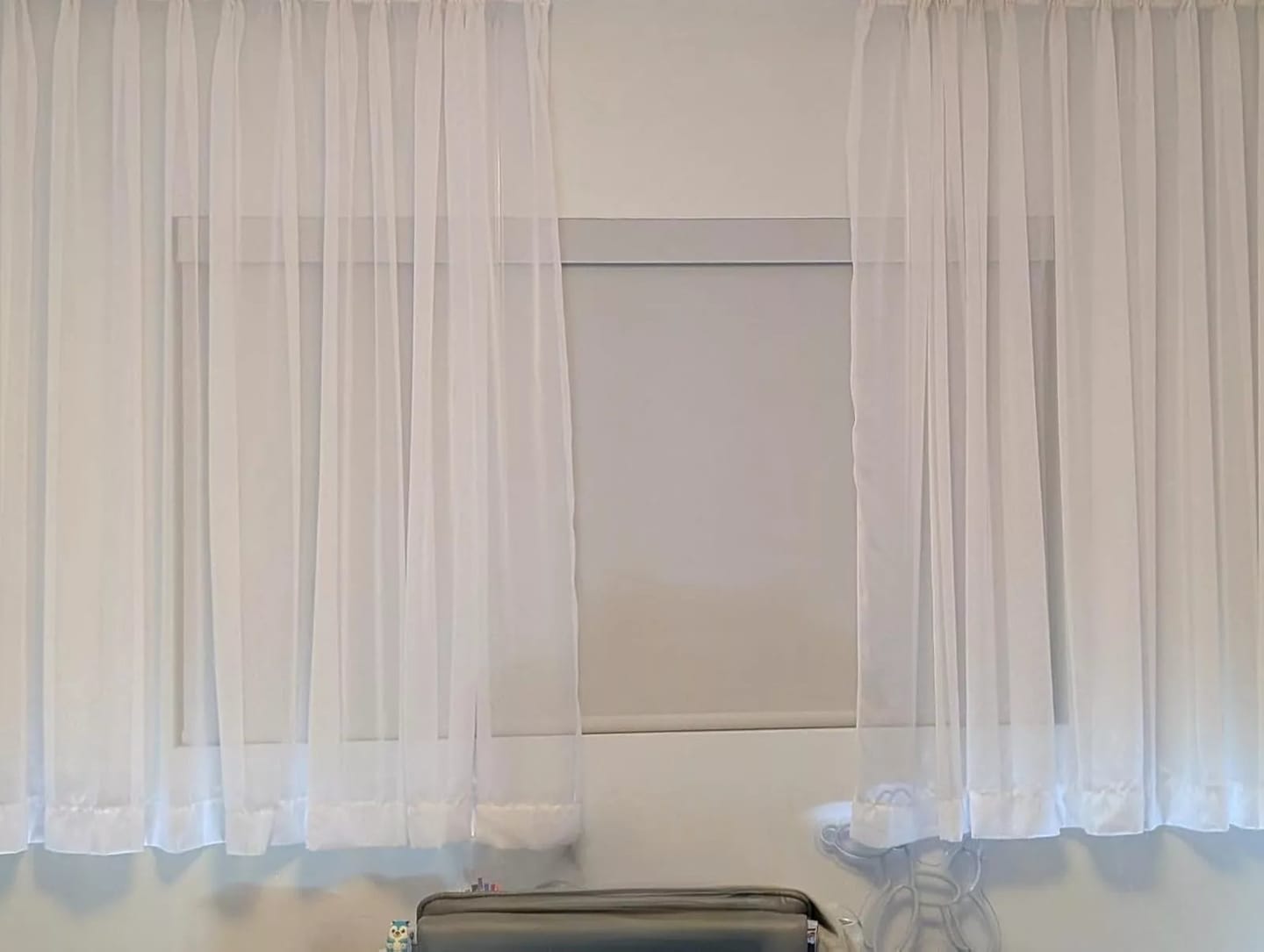 Customer photo review of Bringnox Motorized Roller Shades 100% Blackout Linen