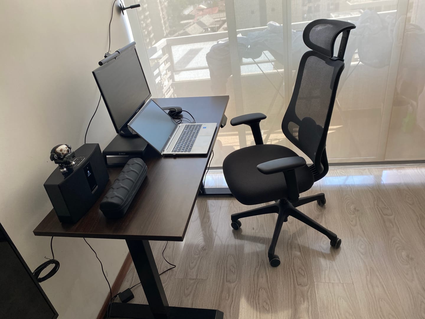 Customer photo review of Silla Oficina Bolt Negro con cabecero