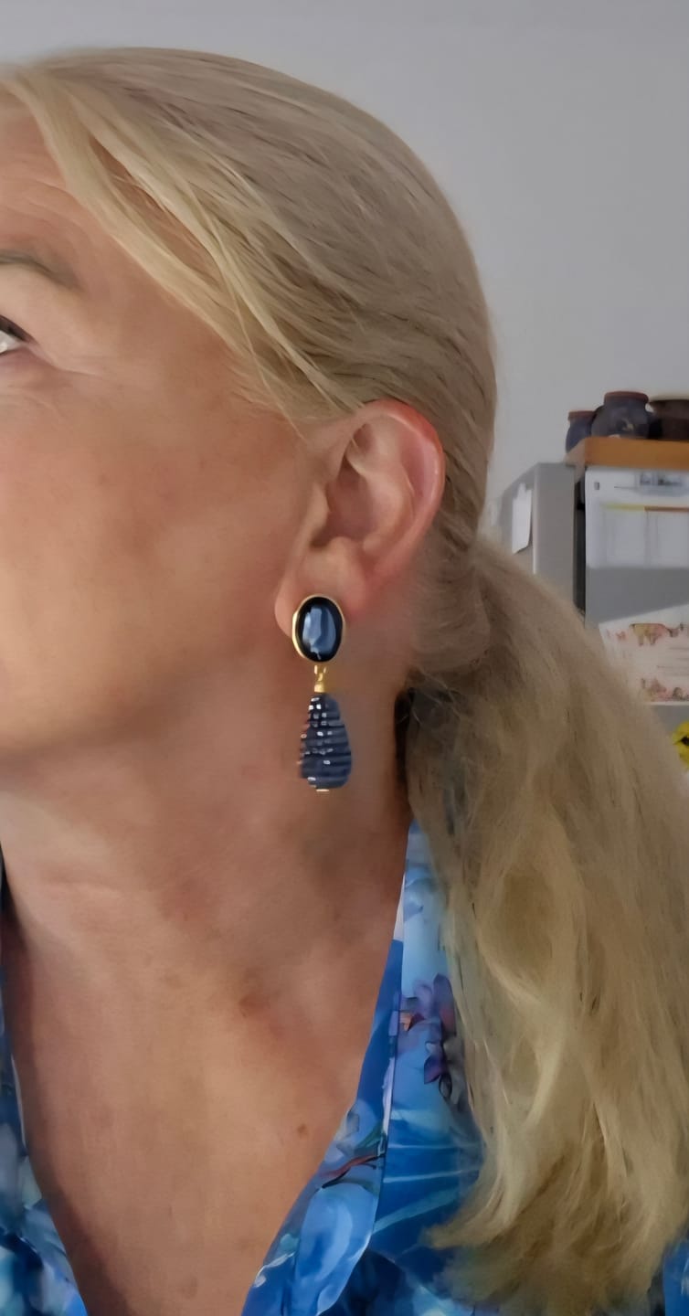 Customer photo review of Dunkelblau schimmernde Ohrstecker mit glitzerndem Tropfen von AmuseToi