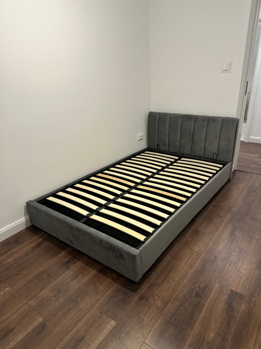 Customer photo review of Pat MONTREAL 120x200, stofa catifelata gri - Tap.192 cu somiera si spatiu depozitare