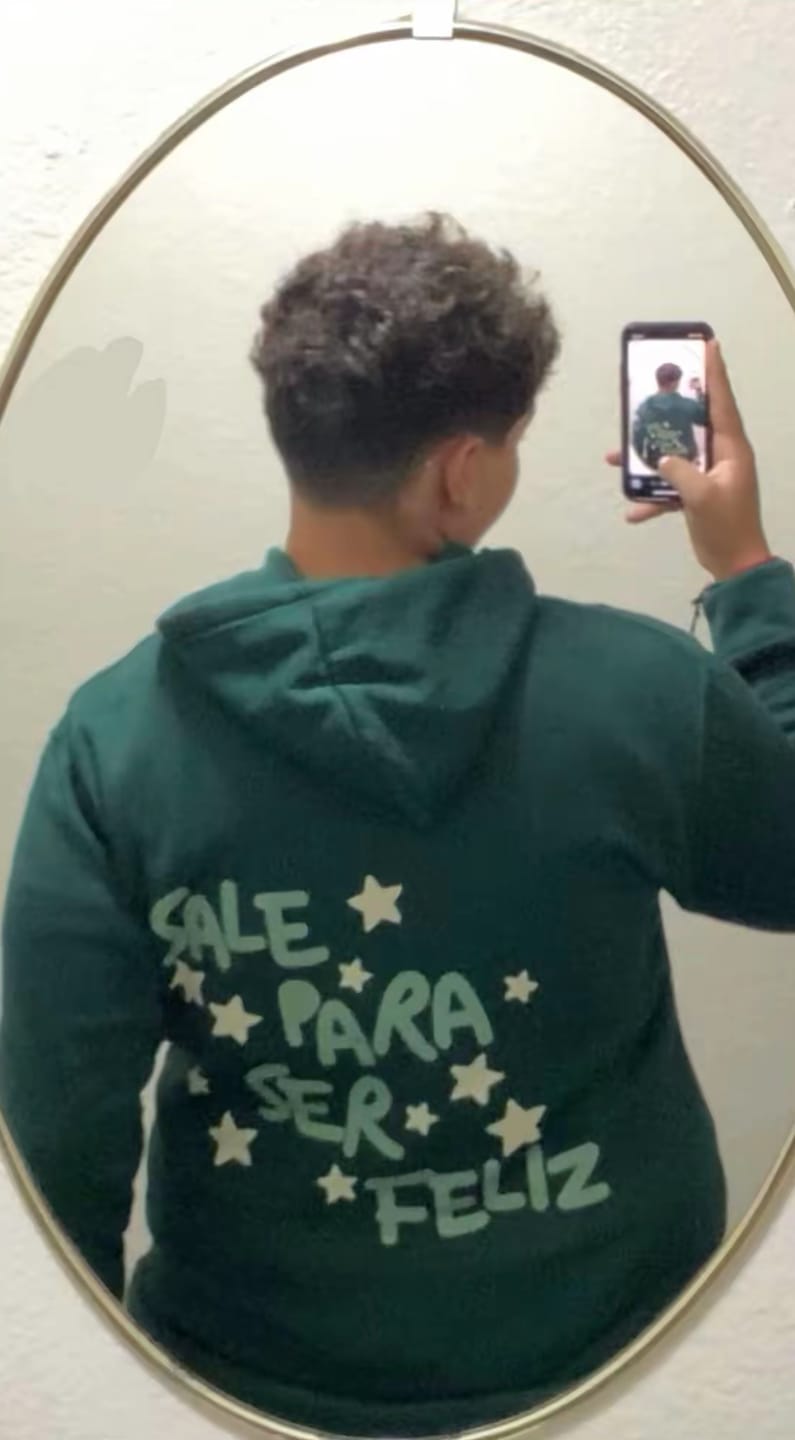 Customer photo review of Hoodie Ivan Cornejo Sale Para Ser Feliz