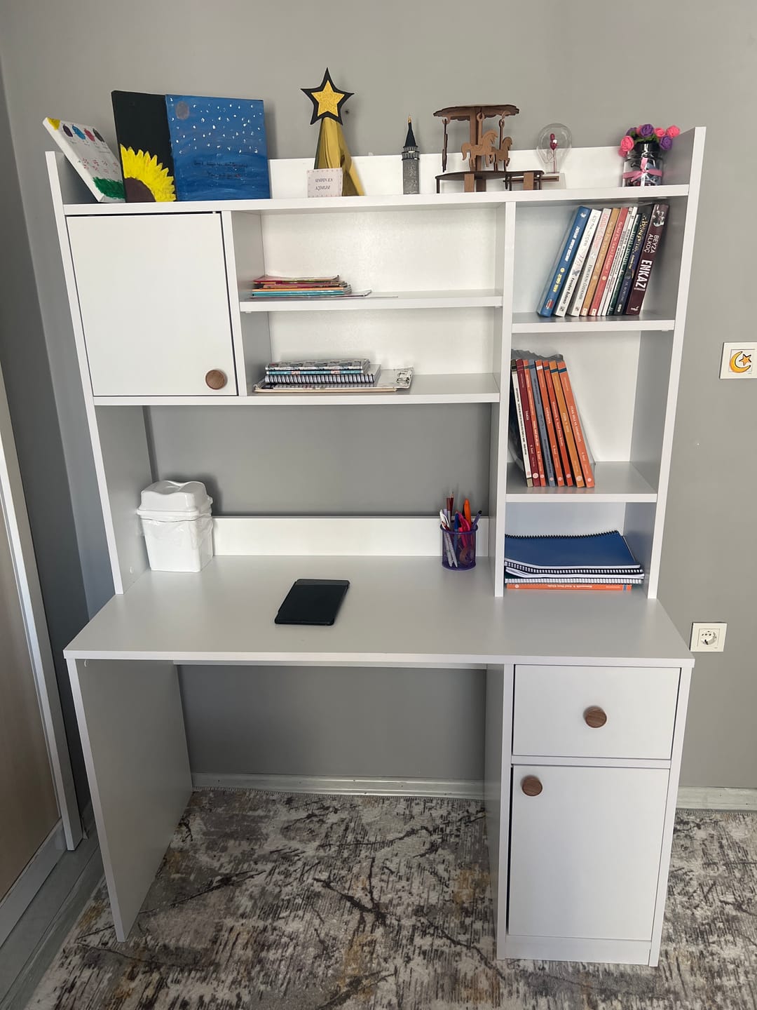 Customer photo review of Rani HA128 Kitaplıklı Raflı 2 Kapaklı 1 Çekmeceli Çalışma Ofis Bilgisayar Masası Beyaz