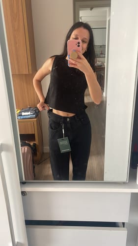 Aline D. review of Calça Jeans Mom Jequitibá Preta image 1 out of 1