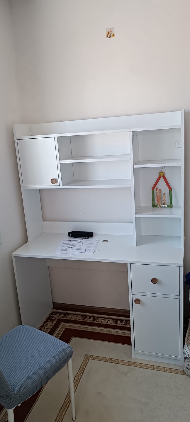 Customer photo review of Rani HA128 Kitaplıklı Raflı 2 Kapaklı 1 Çekmeceli Çalışma Ofis Bilgisayar Masası Beyaz