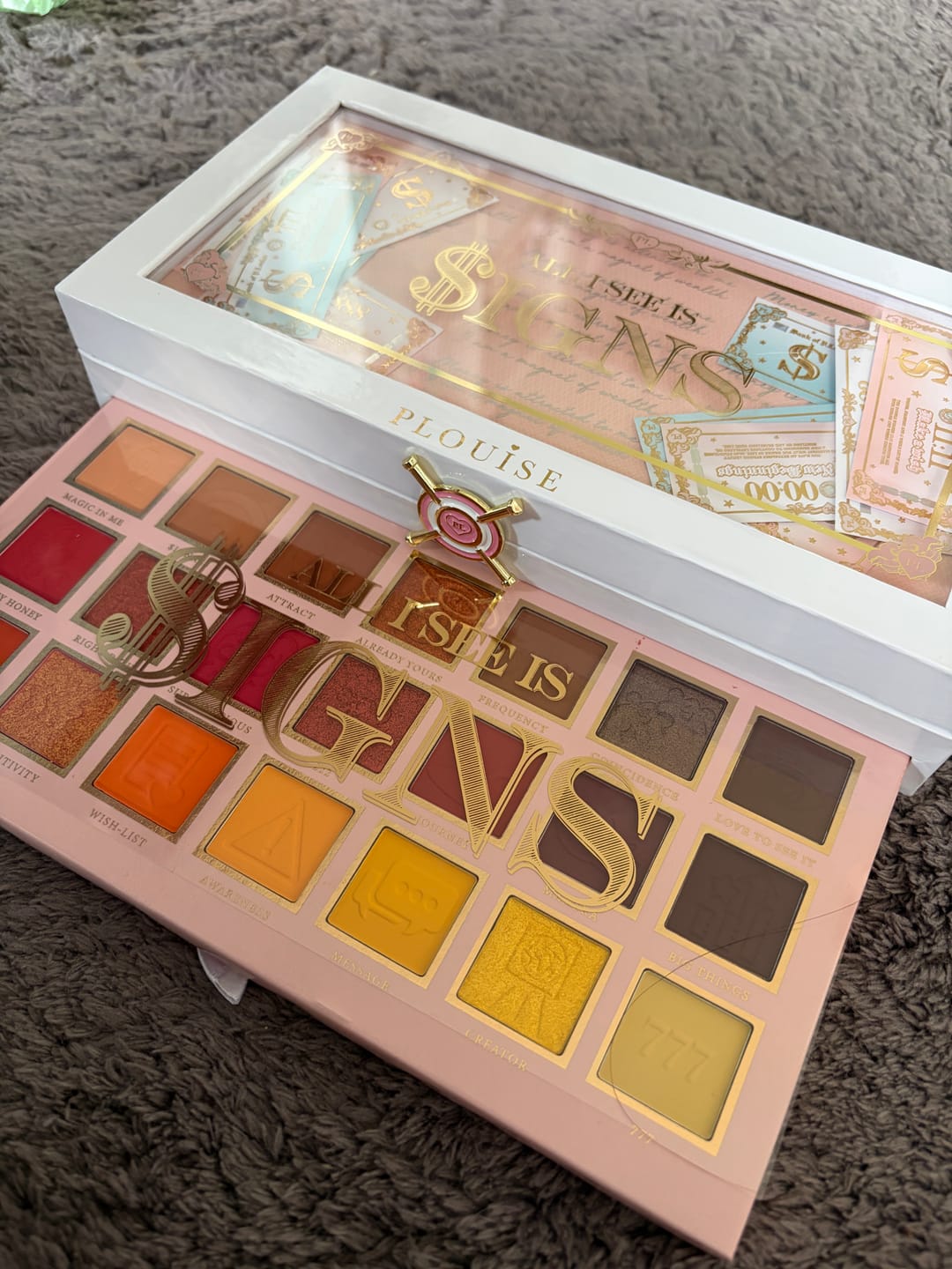 Kundfotorecension av P.Louise All I See Is $igns 42 Pan Eyeshadow Palette