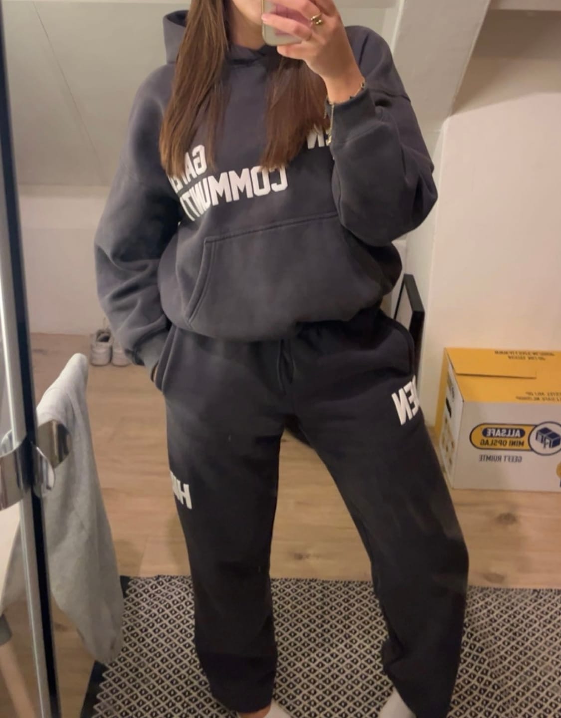 Avis client avec photo sur le pantalon de survêtement à jambes droites GATED COMMUNITY, gris foncé