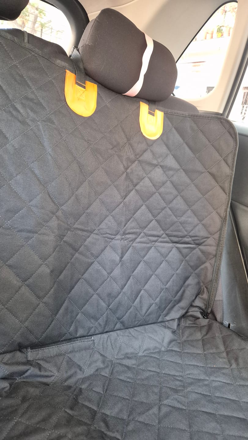 Customer photo review of Funda Impermeable THE DOGS — Auto limpio, perro más seguro