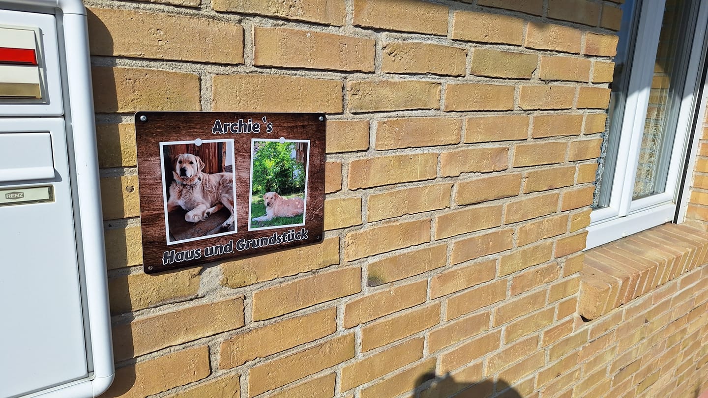 Customer photo review of Hunde-Türschild personalisiert mit Foto & Text (UV- und wetterfest)